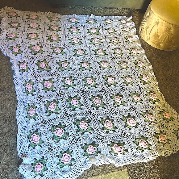 Handmade square afghan roses white pink green - Picture 3 of 9